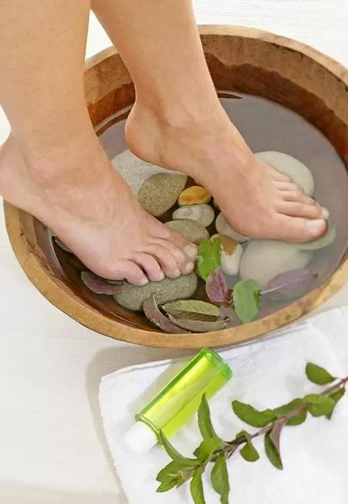 鹽水泡腳好處多,泡對時間有效幫助補腎
