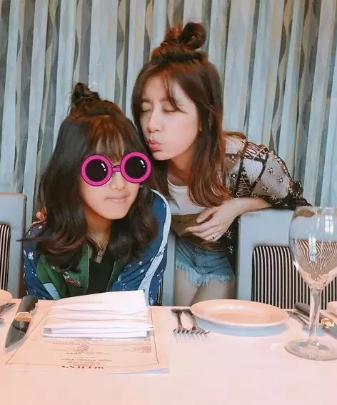 母女一秒變姐妹賈靜雯13歲大女兒梧桐妹長大了!與媽媽並肩合照完全看不出是母女!
