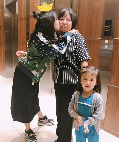 母女一秒變姐妹賈靜雯13歲大女兒梧桐妹長大了!與媽媽並肩合照完全看不出是母女!