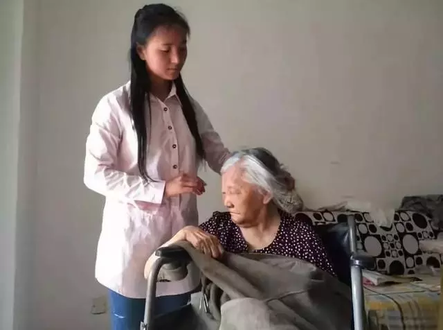 苦難天使在人間!女大學生帶著八旬奶奶上大學,周末回家照顧父親……