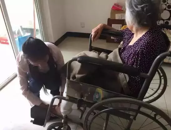 苦難天使在人間!女大學生帶著八旬奶奶上大學,周末回家照顧父親……