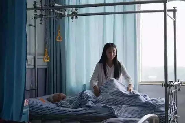 苦難天使在人間!女大學生帶著八旬奶奶上大學,周末回家照顧父親……