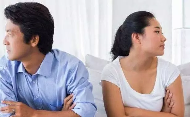 母親住院婆婆來看望,走後發現枕頭下的東西,母親打了我一巴掌!