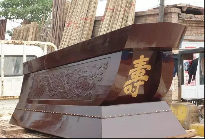 姐姐托夢讓我救外甥,我帶人去撬棺材,打開後裡面一幕讓我腿軟
