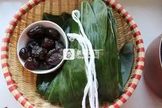 玫瑰花醬淋紅豆棗粽的做法_不一樣的粽子——玫瑰花醬淋紅豆蜜棗粽_菜譜