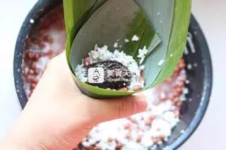 玫瑰花醬淋紅豆棗粽的做法_不一樣的粽子——玫瑰花醬淋紅豆蜜棗粽_菜譜