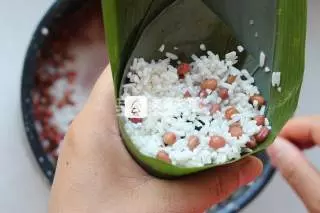 玫瑰花醬淋紅豆棗粽的做法_不一樣的粽子——玫瑰花醬淋紅豆蜜棗粽_菜譜