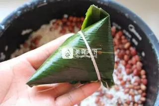 玫瑰花醬淋紅豆棗粽的做法_不一樣的粽子——玫瑰花醬淋紅豆蜜棗粽_菜譜