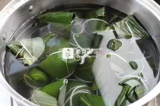 玫瑰花醬淋紅豆棗粽的做法_不一樣的粽子——玫瑰花醬淋紅豆蜜棗粽_菜譜