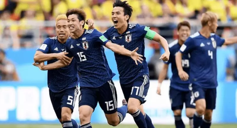 【日本人真的太暖了!】世界盃現場垃圾留滿地,日本球迷賽後留在球場撿垃圾!