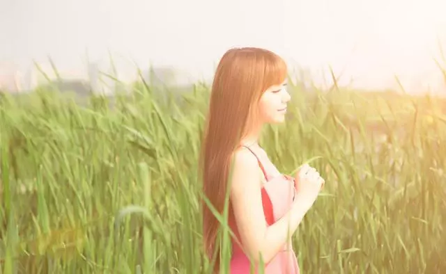 結婚7年,帶女兒回家看繼母,聽完鄰居說的話,走時我留下一張卡