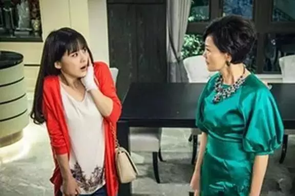 女兒坐月子母親看望,進門聽見臥室孩子哭,抬手直接給女兒一巴掌