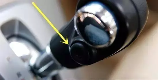 自動擋汽車開了十幾年,但沒有一個人知道這個按鈕是幹什麼的!