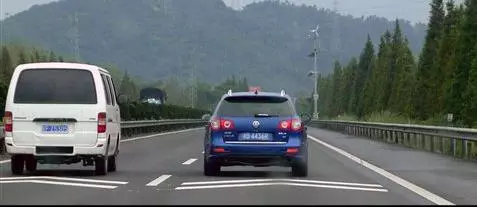 自動擋汽車開了十幾年,但沒有一個人知道這個按鈕是幹什麼的!