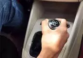 自動擋汽車開了十幾年,但沒有一個人知道這個按鈕是幹什麼的!