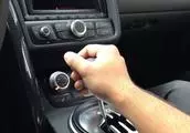 自動擋汽車開了十幾年,但沒有一個人知道這個按鈕是幹什麼的!
