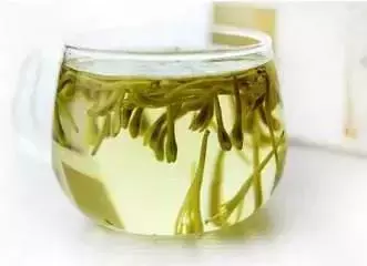 經常熬夜的人,白開水裡一定要加一點它!讓肝越來越好