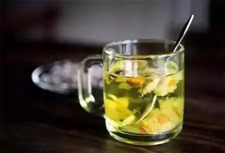 經常熬夜的人,白開水裡一定要加一點它!讓肝越來越好