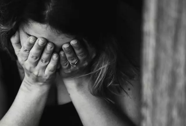 丈夫嫌我不打扮不工作,遂高薪請保姆照顧婆婆,再工作我提出離婚