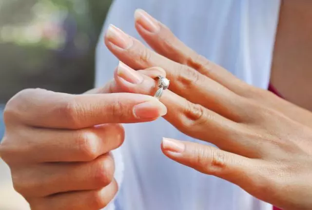丈夫嫌我不打扮不工作,遂高薪請保姆照顧婆婆,再工作我提出離婚