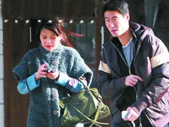 他是趙薇的初戀男友,聽父母話和她分手,如今40歲娶了名這樣的老婆!
