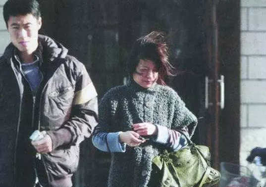 他是趙薇的初戀男友,聽父母話和她分手,如今40歲娶了名這樣的老婆!