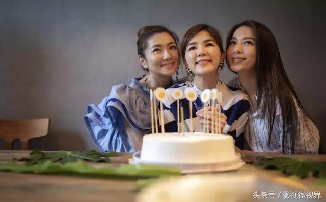 Ella發合照無意暴露Selina胳膊傷疤,這個暖心舉動卻被贊姐妹情深!