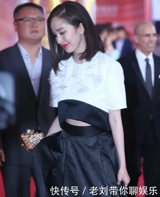 楊冪出席活動,肚子隆起衣服都蓋不住,難掩孕味十足疑懷二胎!