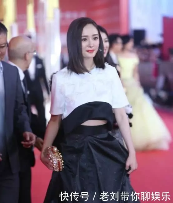 楊冪出席活動,肚子隆起衣服都蓋不住,難掩孕味十足疑懷二胎!