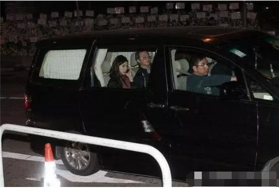 她從14歲負債纍纍,到19歲身家百億,今豪車無數卻只能坐輪椅!