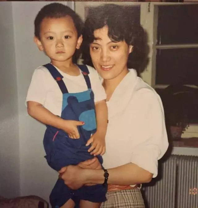 10位當紅明星小時候和媽媽的照片,暴露了優越的家庭條件!