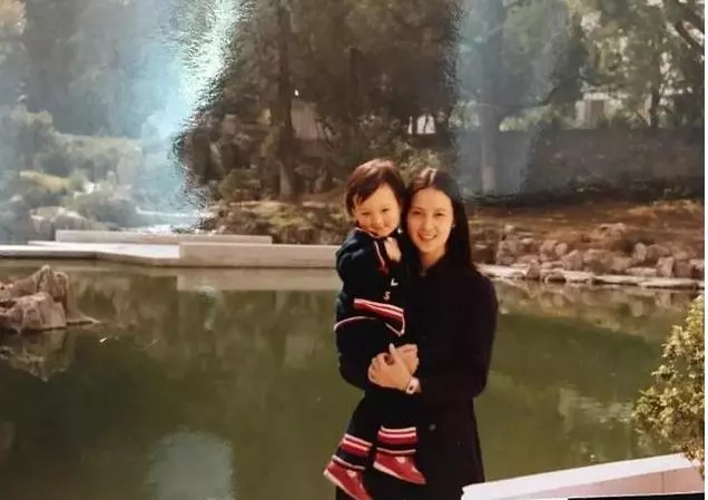 10位當紅明星小時候和媽媽的照片,暴露了優越的家庭條件!