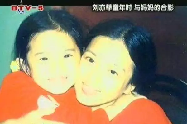 10位當紅明星小時候和媽媽的照片,暴露了優越的家庭條件!