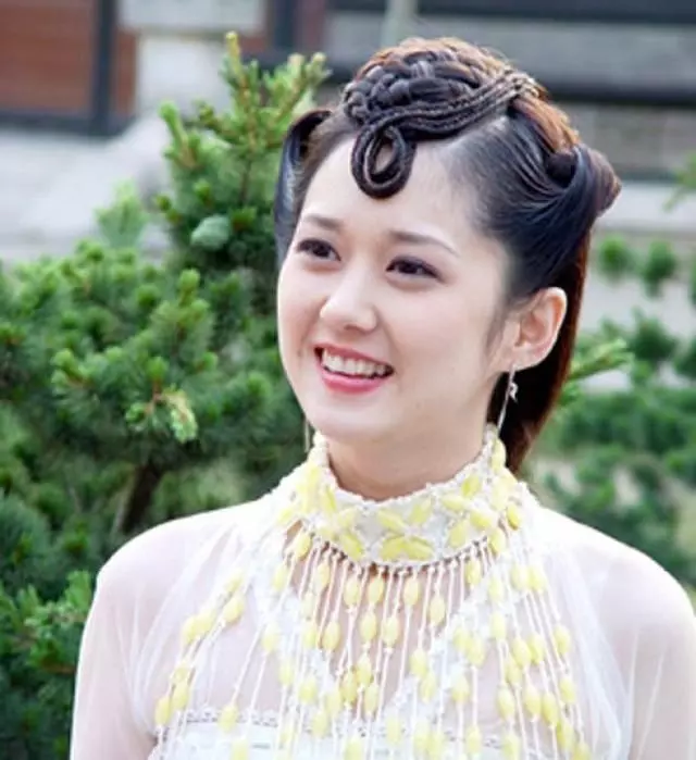 比楊冪還火,美過范冰冰,但被封殺10年,如今現身菜市場成這樣!