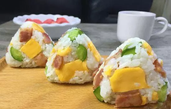 剩飯出了新吃法,這樣做好吃又不浪費