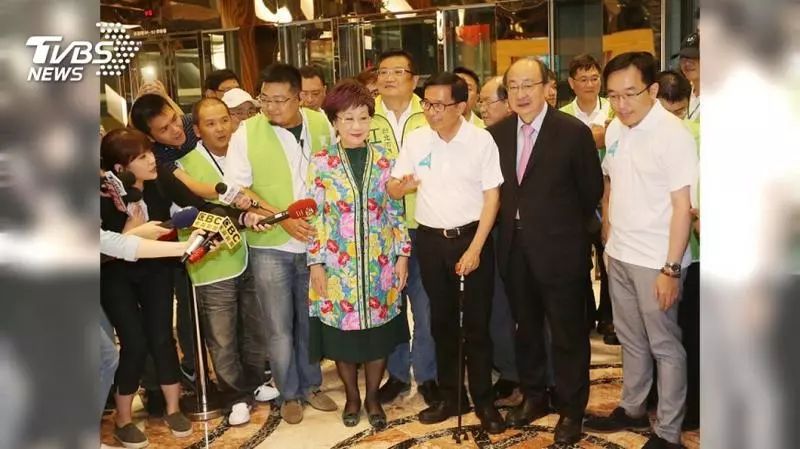 呂秀蓮怒:上台1分鐘璩美鳳就坐我位置