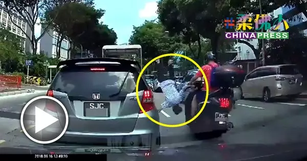 阿伯突衝出道路 遭摩哆撞飛 屁股先著地撿一命