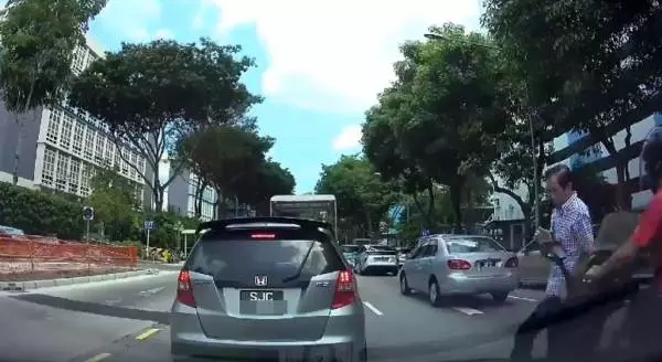 阿伯突衝出道路 遭摩哆撞飛 屁股先著地撿一命