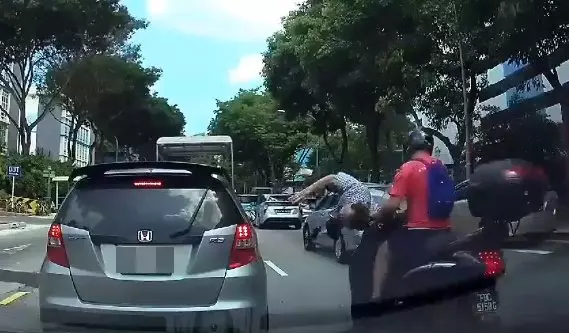 阿伯突衝出道路 遭摩哆撞飛 屁股先著地撿一命