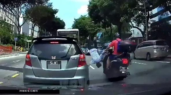阿伯突衝出道路 遭摩哆撞飛 屁股先著地撿一命