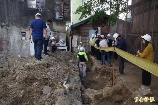 屁孩手賤亂推還刻字 3.2億年冰河遺跡就這 樣毀了