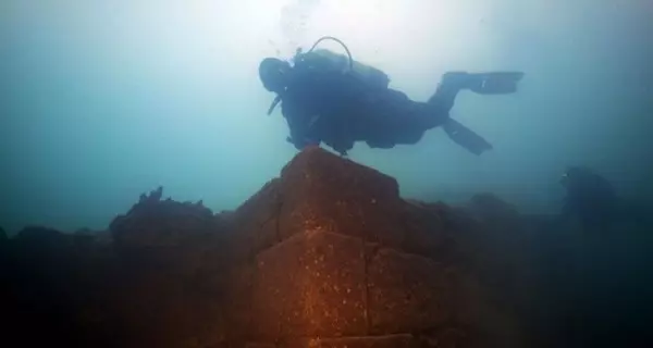 屁孩手賤亂推還刻字 3.2億年冰河遺跡就這 樣毀了