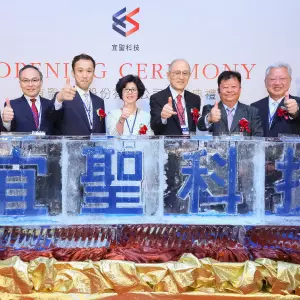 屁孩手賤亂推還刻字 3.2億年冰河遺跡就這 樣毀了