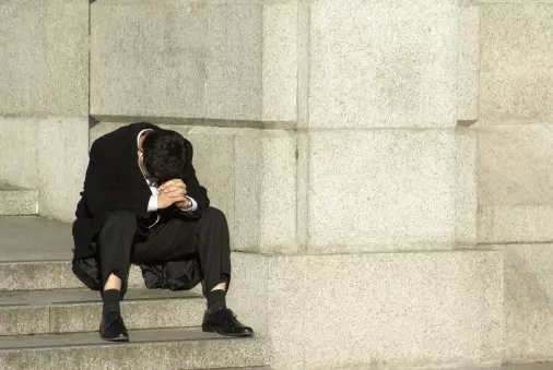 老婆提前下班回家,一進房間卻看到老公「奇怪的扭曲睡姿」...把老公翻過身她當場愣住爆淚!