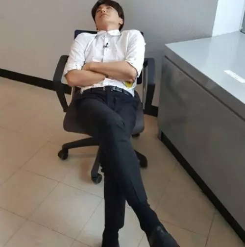 老婆提前下班回家,一進房間卻看到老公「奇怪的扭曲睡姿」...把老公翻過身她當場愣住爆淚!