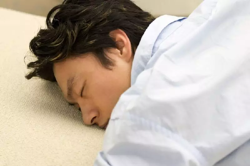 老婆提前下班回家,一進房間卻看到老公「奇怪的扭曲睡姿」...把老公翻過身她當場愣住爆淚!