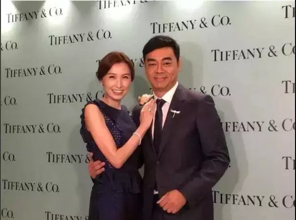 劉青雲郭藹明結婚20周年了,「黑白配」依然恩愛甜美如初戀!
