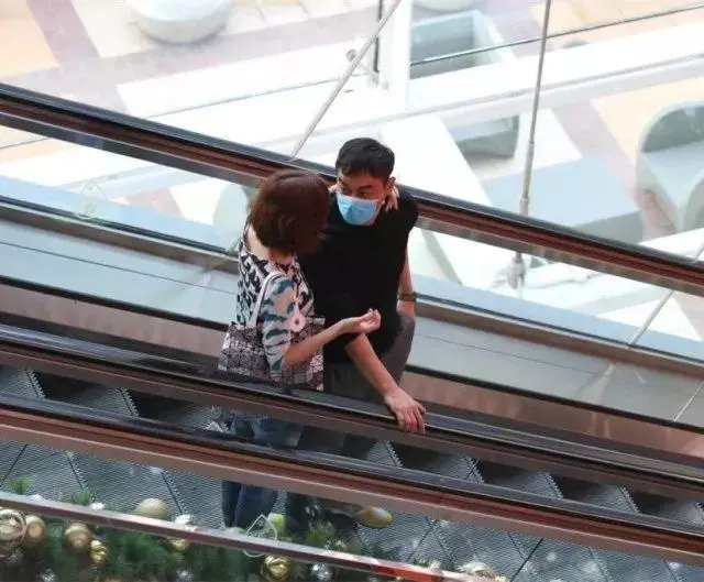 劉青雲郭藹明結婚20周年了,「黑白配」依然恩愛甜美如初戀!