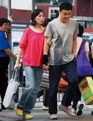 劉青雲郭藹明結婚20周年了,「黑白配」依然恩愛甜美如初戀!
