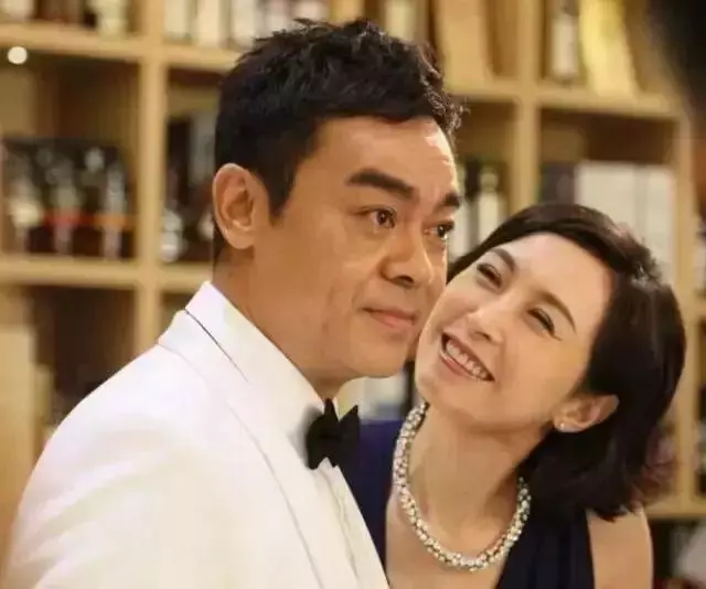 劉青雲郭藹明結婚20周年了,「黑白配」依然恩愛甜美如初戀!